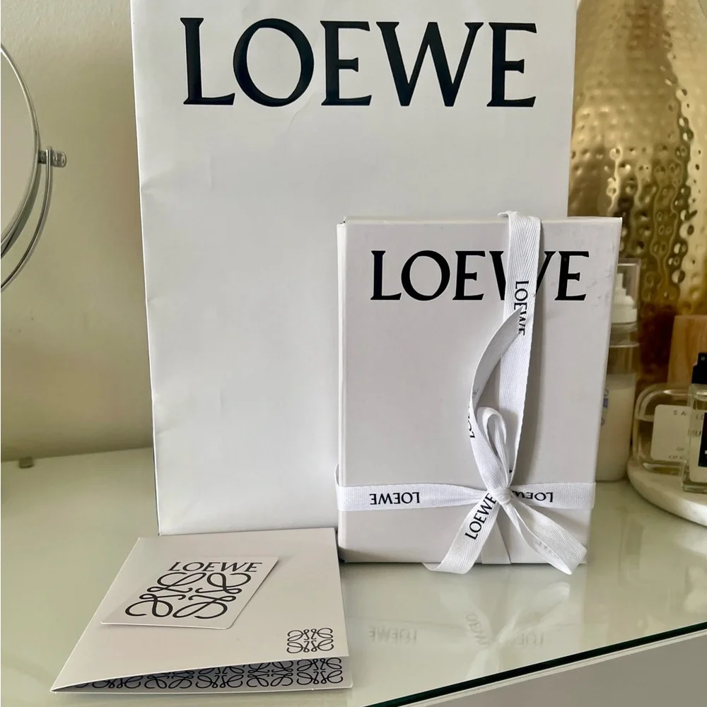 Loewe White Gift Set with Ribbon - Picture 2 of 3